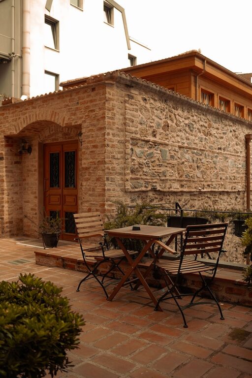 Tips for Creating a Cozy and Inviting Outdoor Living Space